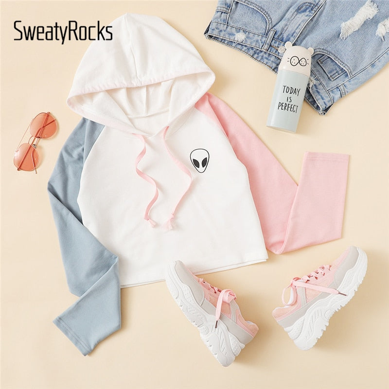 SweatyRocks Alien Print Contrast Sleeve Graphic Hoodie Women Patchwork Long Sleeve Crop Top Sweatshirt